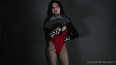 tessafowler onlyfans  massages the clitoris in the car