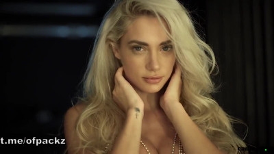 Summer Storm onlyfans cute blonde girl got herself a finger on the couch