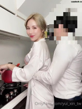 Yui Xin aka yui_xin_tw onlyfans busty blonde posing in fornt of the camera