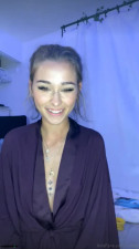 Isabella aka Urbzz onlyfans sweet chick fingers herself