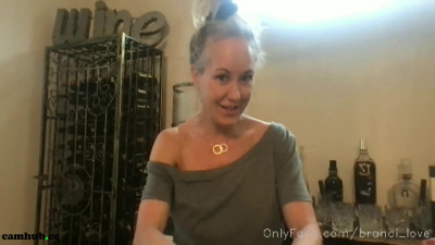 Brandi Love aka brandi_love onlyfans  pulls hand clit